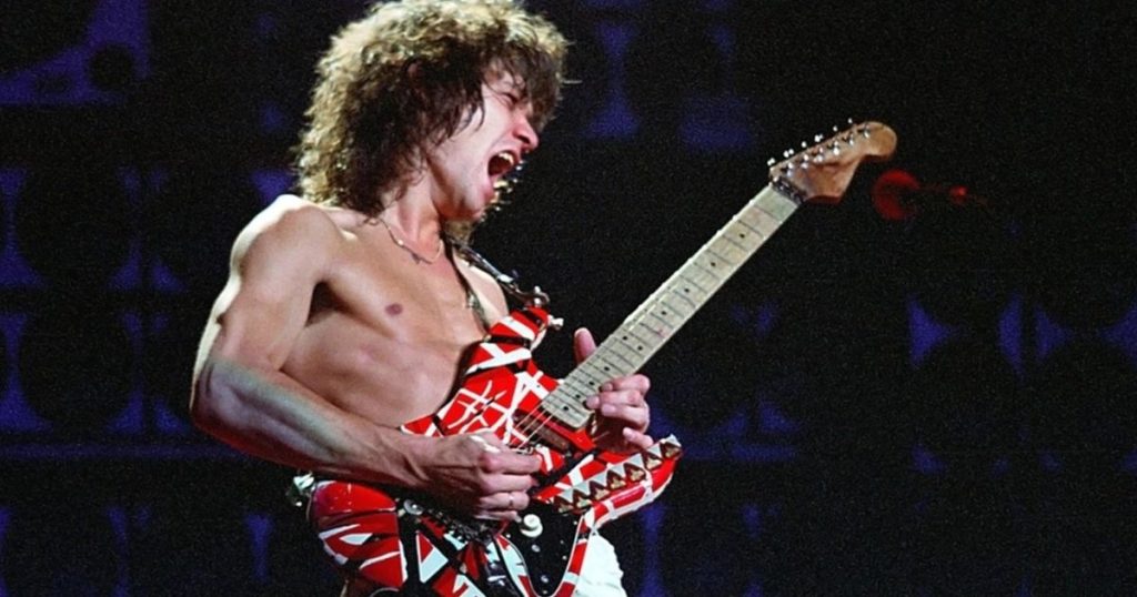 Eddie Van Halen tocando su icónica guitarra roja Frankenstrat durante un solo en concierto
