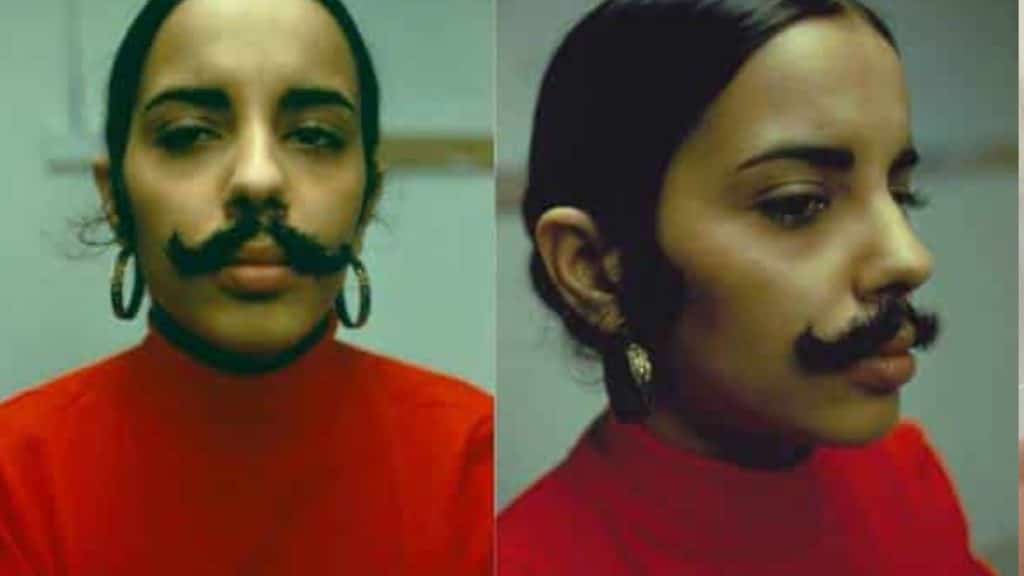 Retrato de Ana Mendieta con bigote postizo; díptico en primer plano y perfil que cuestiona identidad y género.