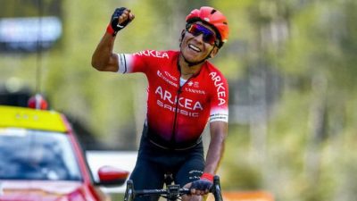 Nairo Quintana escalando en una etapa de montaña