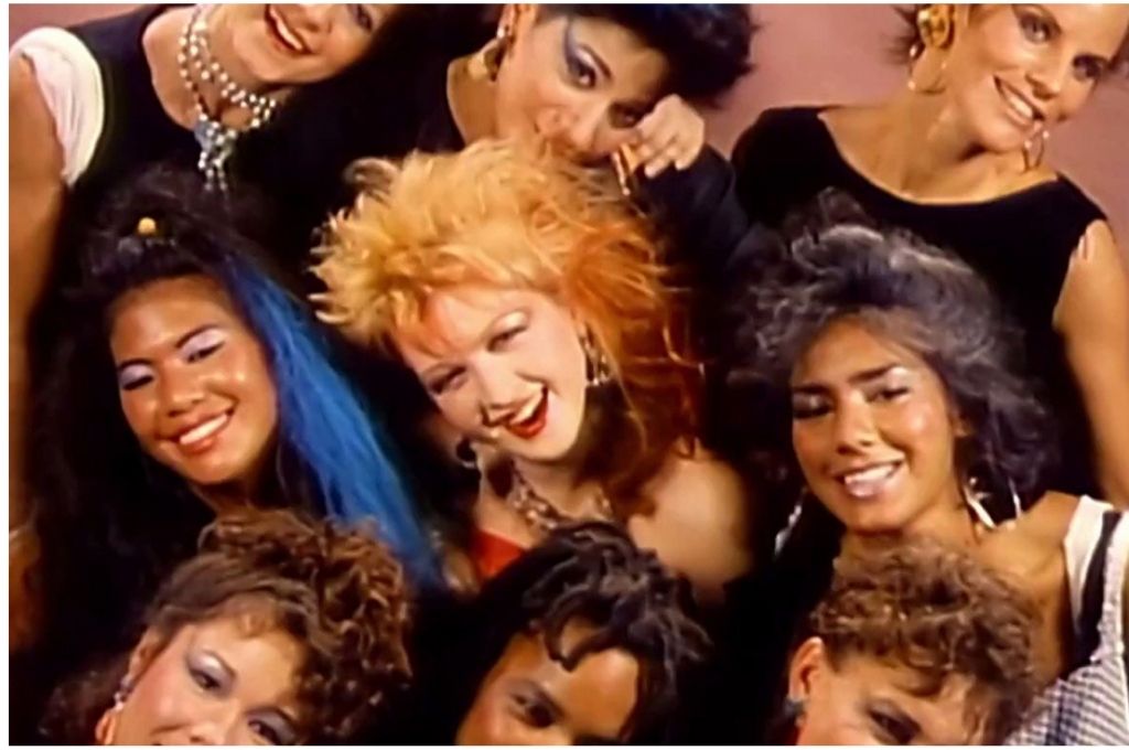 Cindy Lauper canta Girls Just Want To Have Fun, uno de los cinco grandes covers