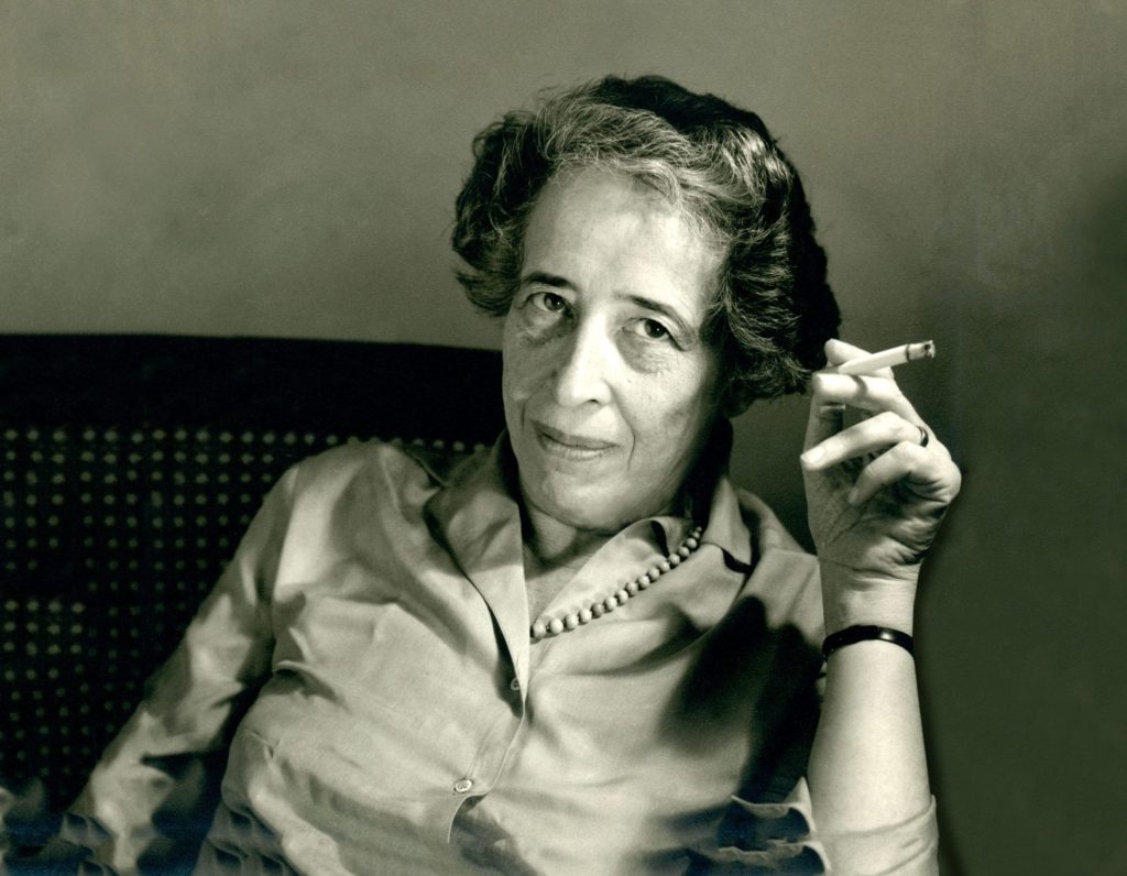Fotografía de Hannah Arendt, cuya obra Eichmann en Jerusalén ofrece un análisis clave sobre la obediencia, la culpa y el mal en tiempos del Holocausto.