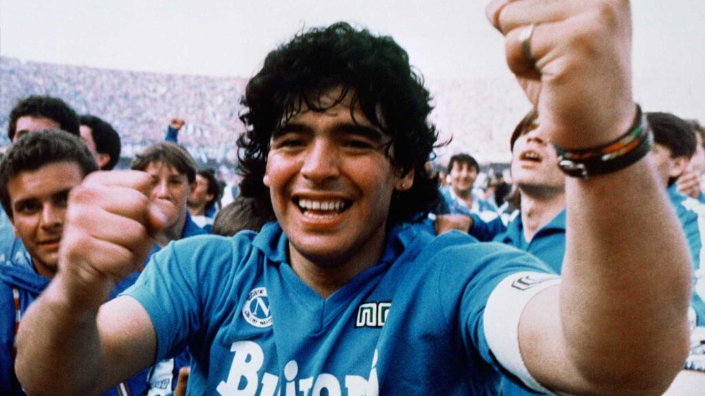 Maradona, que cumpliria 63 años el próximo 30 de octubre, celebra un título de Nápoli. 