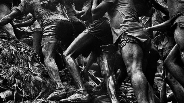Serra Pelada, Brasil (1986): GOLD, de Sebastião Salgado. Cadena humana extrayendo oro en la mina a cielo abierto de Serra Pelada, Estado de Pará, Brasil. Una imagen icónica de la desigualdad y el esfuerzo humano llevado al límite.