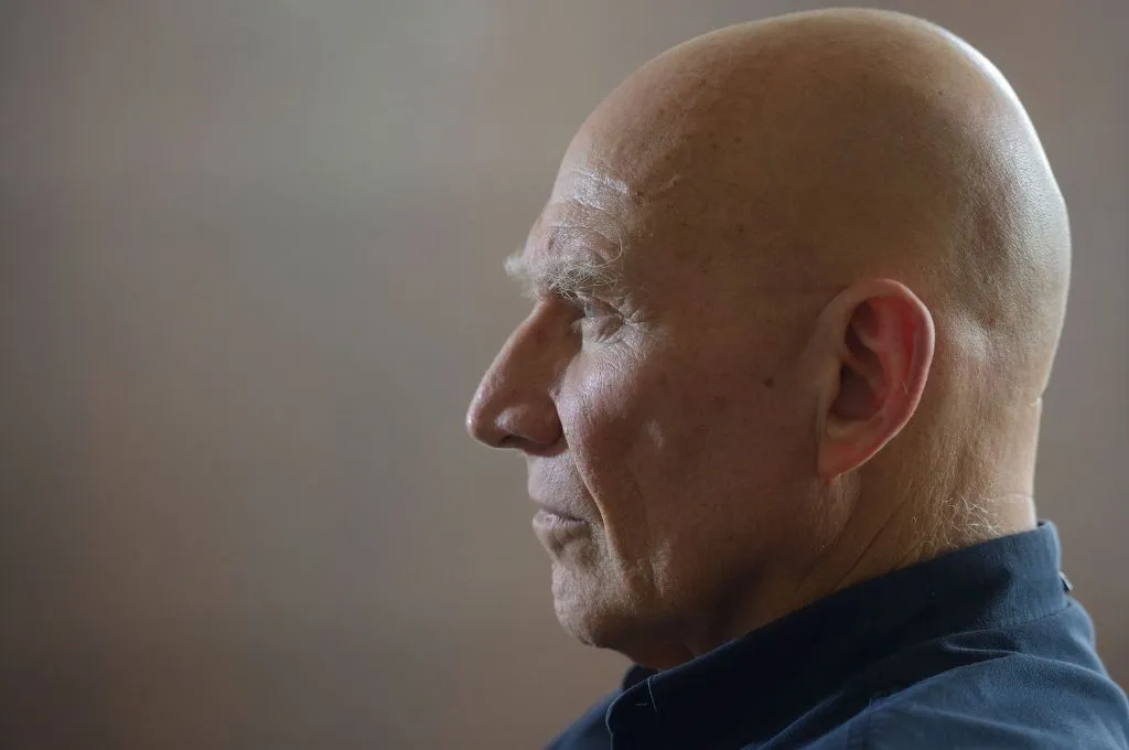 Retrato de Sebastião Salgado, fotógrafo brasileño, pionero de la fotografía humanista y documental.