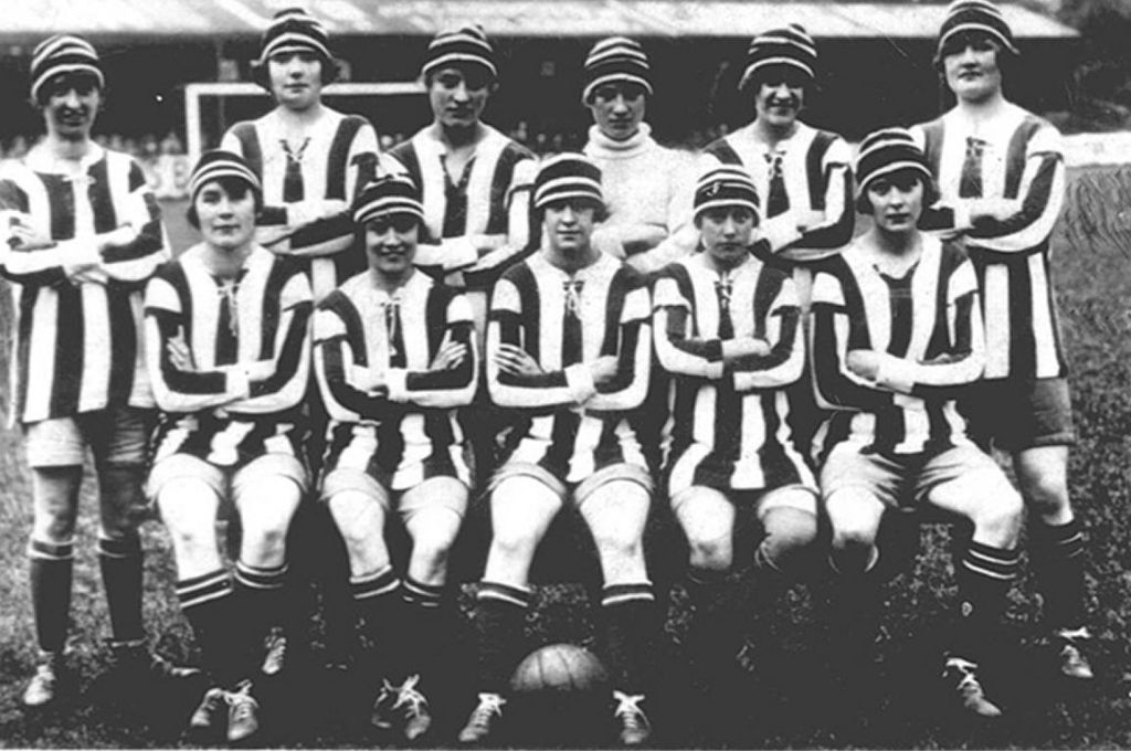 Equipo femenino Dick, Kerr Ladies posando en uniforme a rayas, 1920