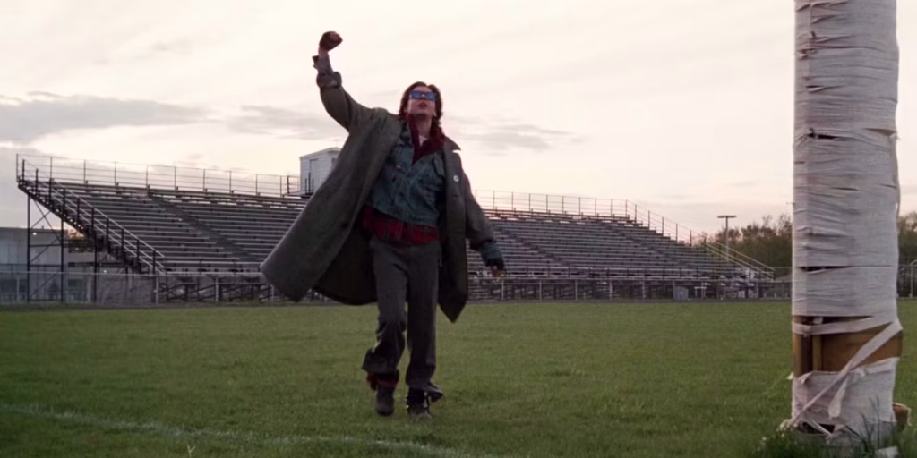 Escena final de El club de los cinco con John Bender alzando el puño