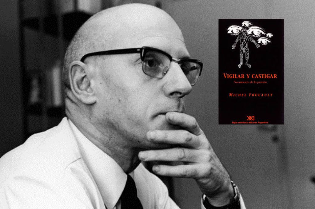 Michel Foucault pensativo junto a la portada del libro Vigilar y castigar