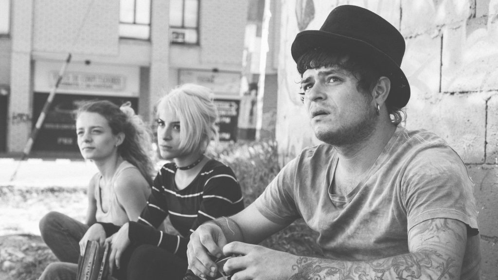 Tres jóvenes rebeldes de Medellín, en blanco y negro, en una escena de Los Nadie, que clasifica entre las películas colombianas del siglo XXI
