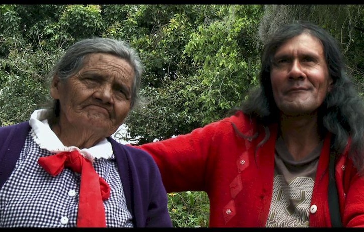 María Luisa Fuentes y una mujer mayor sentadas en el campo, protagonistas del documental Señorita María, la falda de la montaña. Una de las mejores películas colombianas del siglo XXI