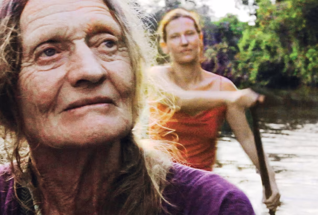 Fotograma del documental Amazona, con Valerie Meikle en la selva colombiana.