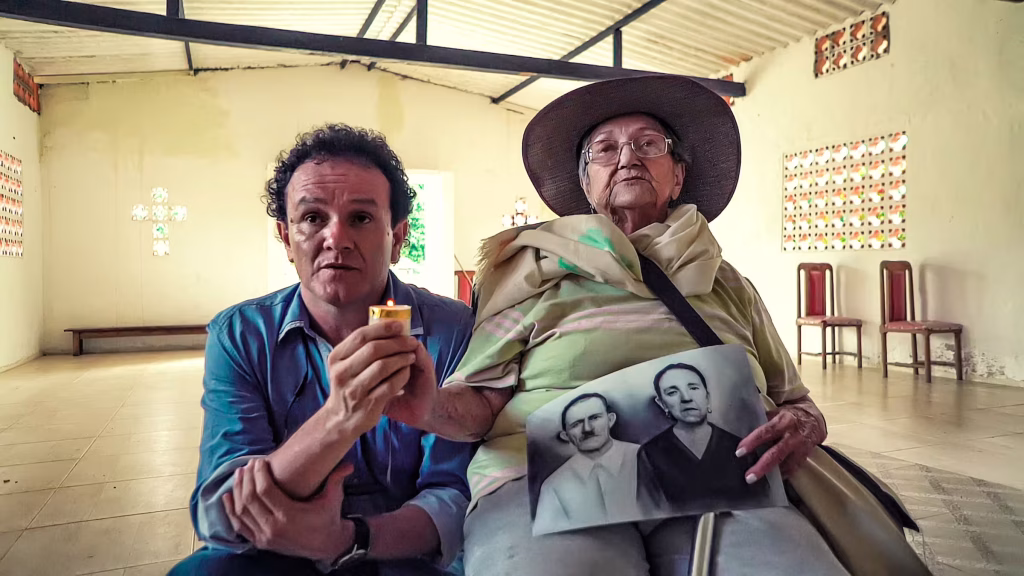 Jesús Abad Colorado en el documental El Testigo, sobre el conflicto armado en Colombia.