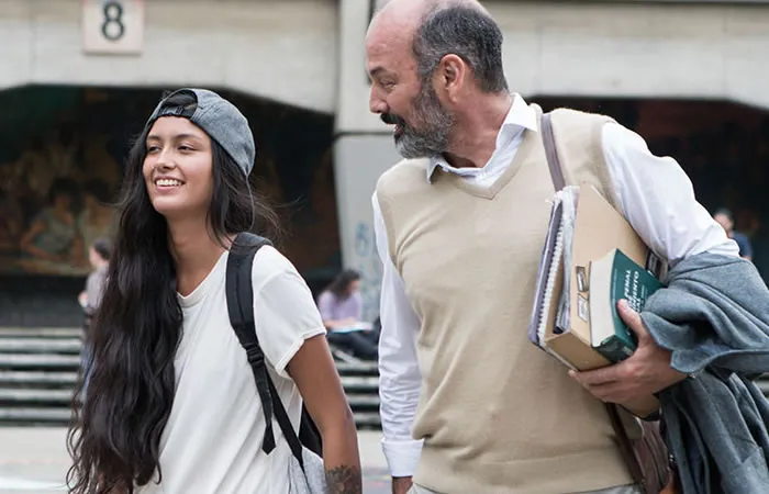 Padre e hija caminan juntos en una escena de Matar a Jesús (2017), que clasifica como una de las buenas películas colombianas del siglo XXI