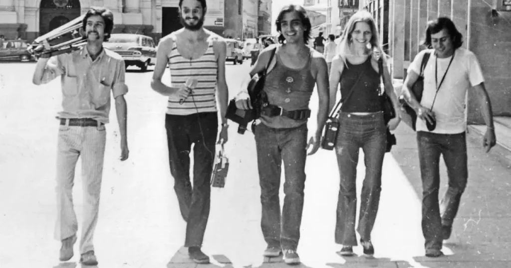 Miembros del Grupo de Cali caminando por la calle en una imagen del documental Todo comenzó por el fin, de las mejores películas colombianas del siglo XXI