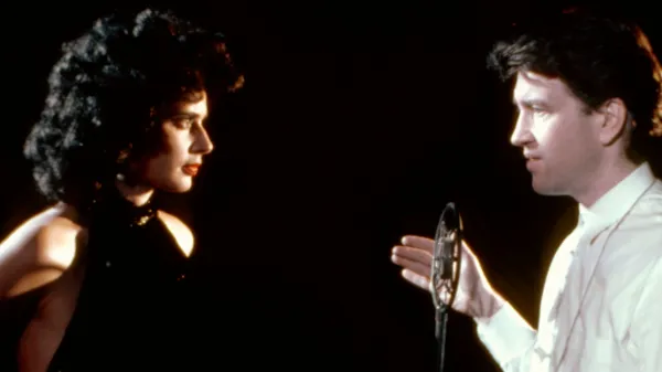 David Lynch da indicaciones a Isabella Rossellini en el set de Blue Velvet (1986).