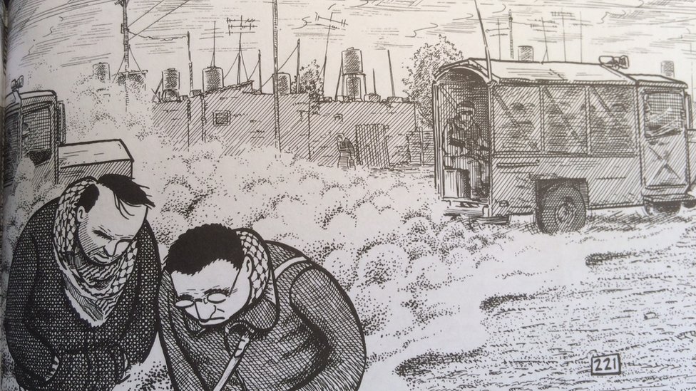 Viñeta del cómic Palestina de Joe Sacco, una novela gráfica histórica que muestra a dos hombres caminando entre gases lacrimógenos lanzados por un vehículo militar en una zona cercada.