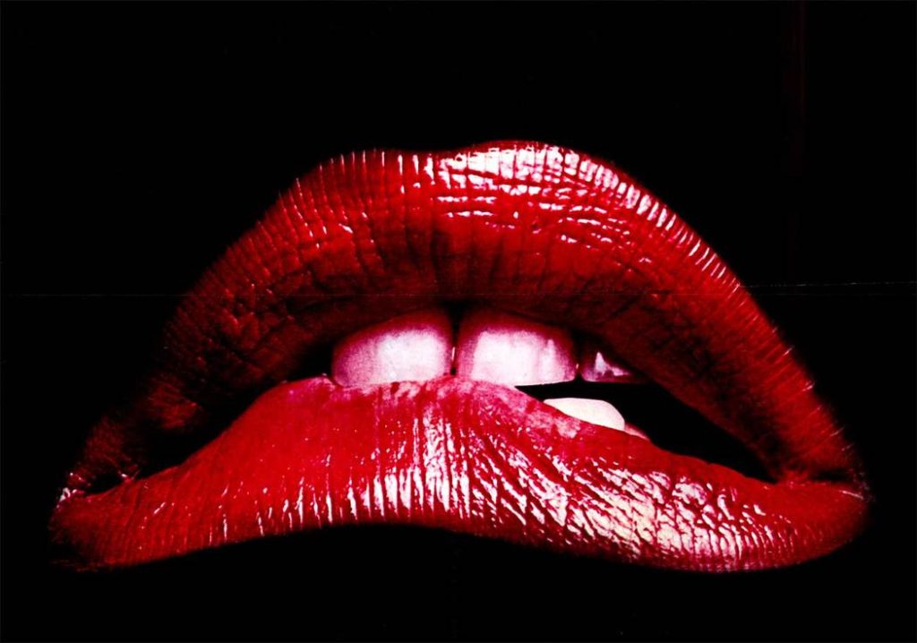 Labios rojos icónicos de The Rocky Horror Picture Show, inspirados en la escena inicial del musical de Richard O’Brien.