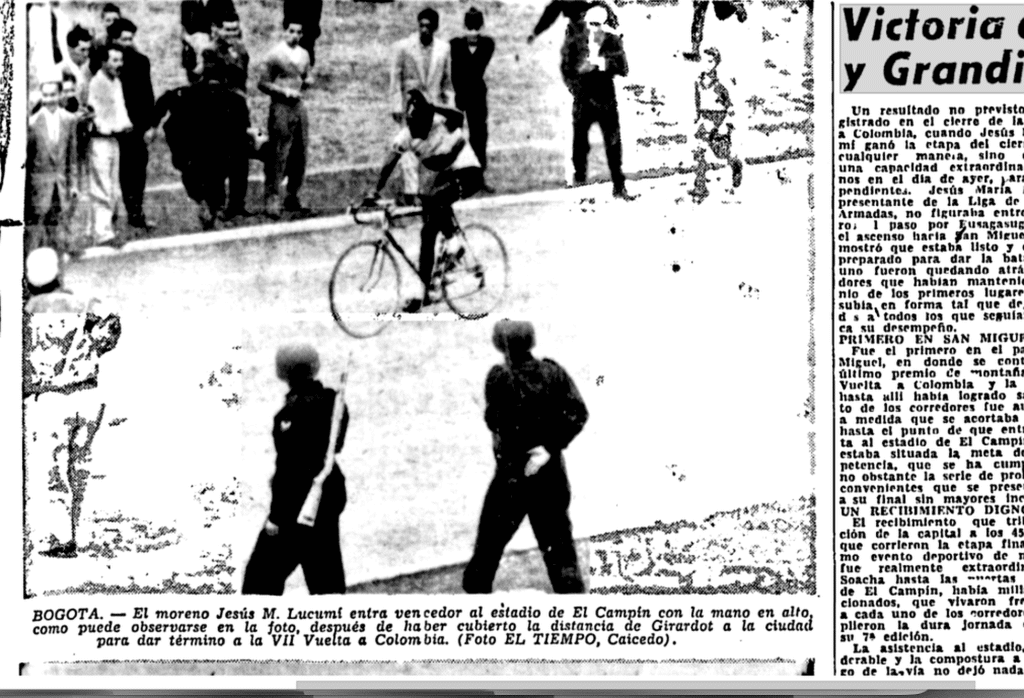 Jesús María Lucumí entra al estadio El Campín con la mano en alto tras ganar la etapa Girardot-Bogotá de la Vuelta a Colombia de 1957.