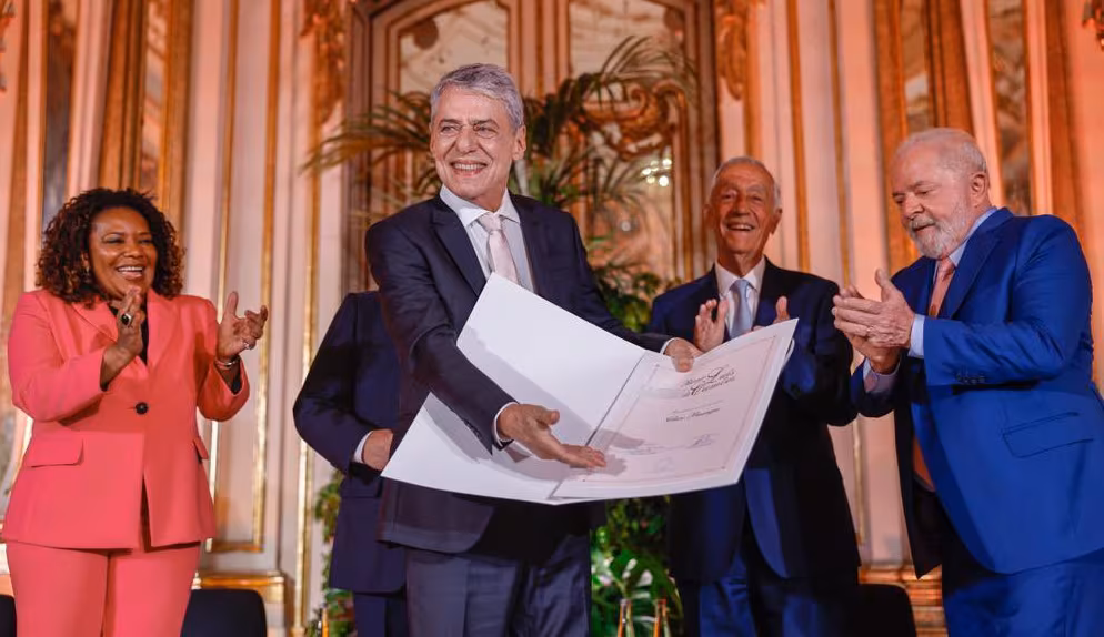 Chico Buarque recibiendo el Premio Camões de manos del presidente Lula da Silva.
