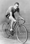 Gino Bartali en bicicleta, retrato en blanco y negro