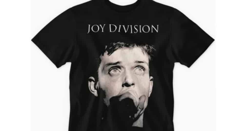 Camiseta negra de Joy Division con primer plano del cantante Ian Curtis