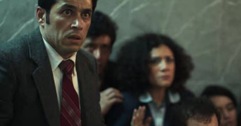 Escena de la película ‘Noviembre’ sobre la toma del Palacio de Justicia, con Santiago Alarcón protegiéndose durante el asalto, en el contexto de la censura en el cine y la TV colombiana.