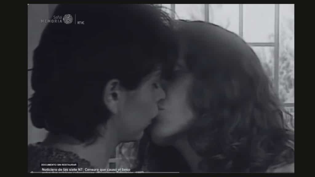 Alejandra Borrero y Marcela Gallego en una escena de beso de Perfume de agonía, telenovela de Producciones JES. Caso icónico de censura en el cine y la TV colombiana.