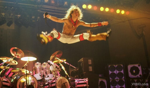 David Lee Roth saltando mientras Eddie Van Halen toca la guitarra en el escenario