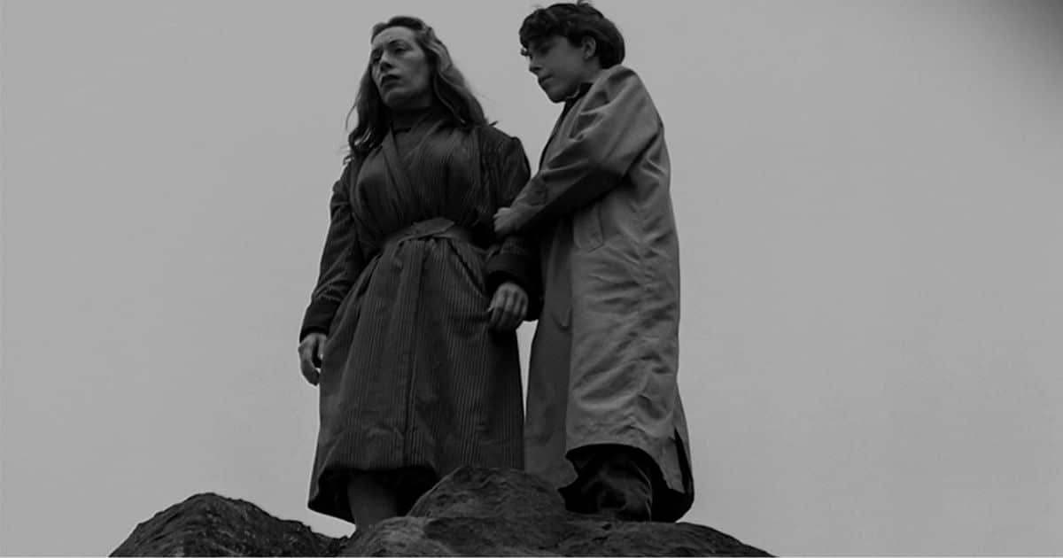 Carmen de Lugo y Bernardo Romero Pereiro sobre las rocas del Salto del Tequendama, en una escena en blanco y negro de La frontera del sueño