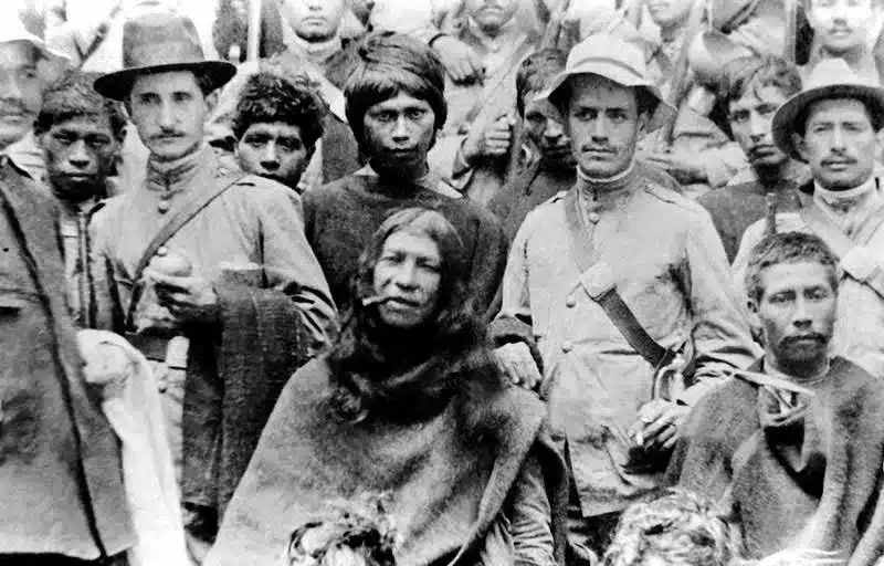 Grupo de indígenas colombianos reunidos a comienzos del siglo XX durante las luchas por la defensa de resguardos y territorios en el suroccidente del país.