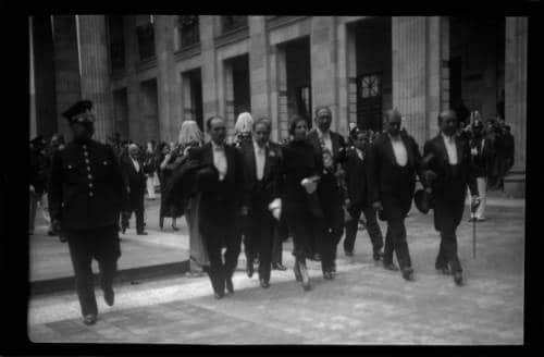 Alfonso López Pumarejo camina hacia el Capitolio Nacional en Bogotá el día de su posesión como presidente de Colombia en 1934.