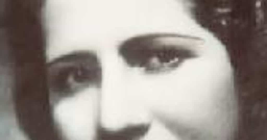 Primer plano de la escritora colombiana Laura Victoria en retrato en blanco y negro.