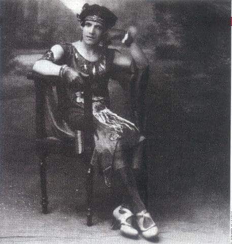 Fotos polémicas de Colombia: Álvaro Echavarría vestido de mujer, retratado por Benjamín de la Calle en 1927