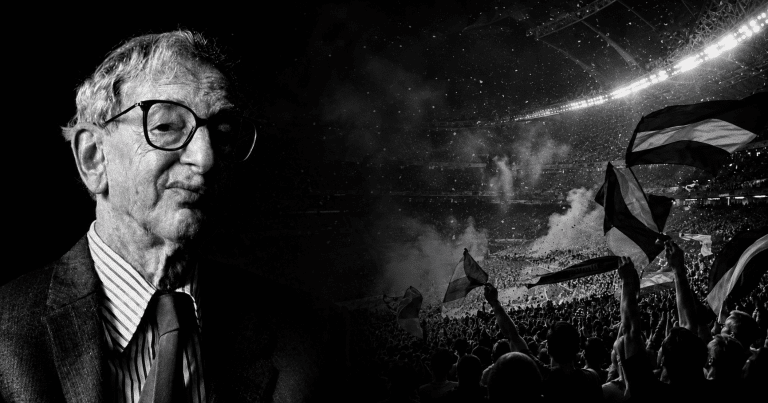 Retrato en blanco y negro de Eric Hobsbawm junto a una tribuna llena de hinchas con banderas en un estadio, en una imagen sobre fútbol, nación e identidad colectiva.
