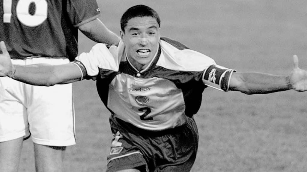 Iván Ramiro Córdoba celebra con los brazos abiertos el gol que le dio a Colombia el título de la Copa América 2001 ante México en El Campín.