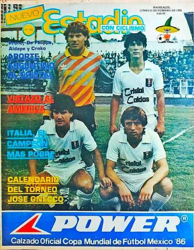 Prono, Omar De Felippe, Marcelo Aldape y Gustavo Crnko, los cuatro futbolistas argentinos del Cristal Caldas, en la portada de Nuevo Estadio de 1986.