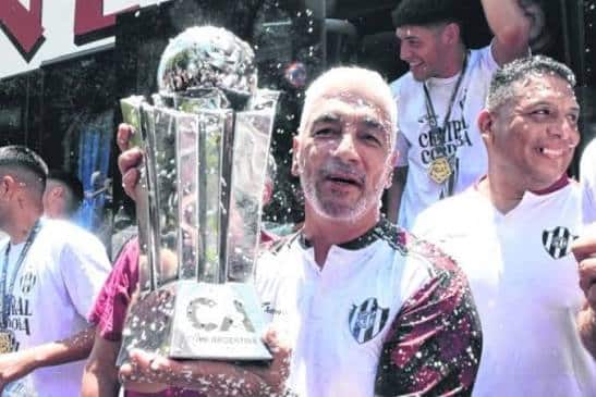 Omar De Felippe sostiene el trofeo de la Copa Argentina tras consagrarse campeón con Central Córdoba en 2024.