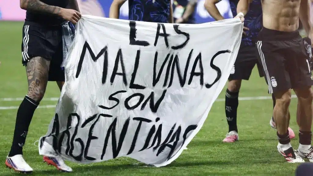 Jugadores de Argentina sostienen una bandera con la frase “Las Malvinas son argentinas” tras vencer a Inglaterra en el Mundial de 2026.