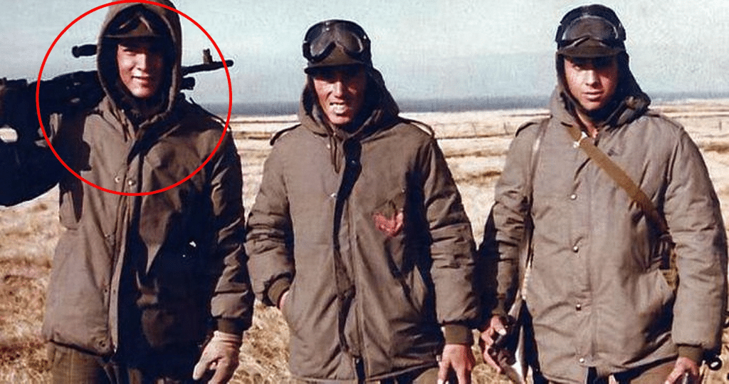 Omar De Felippe, señalado con un círculo rojo, junto a otros soldados argentinos durante la guerra de las Malvinas en 1982.