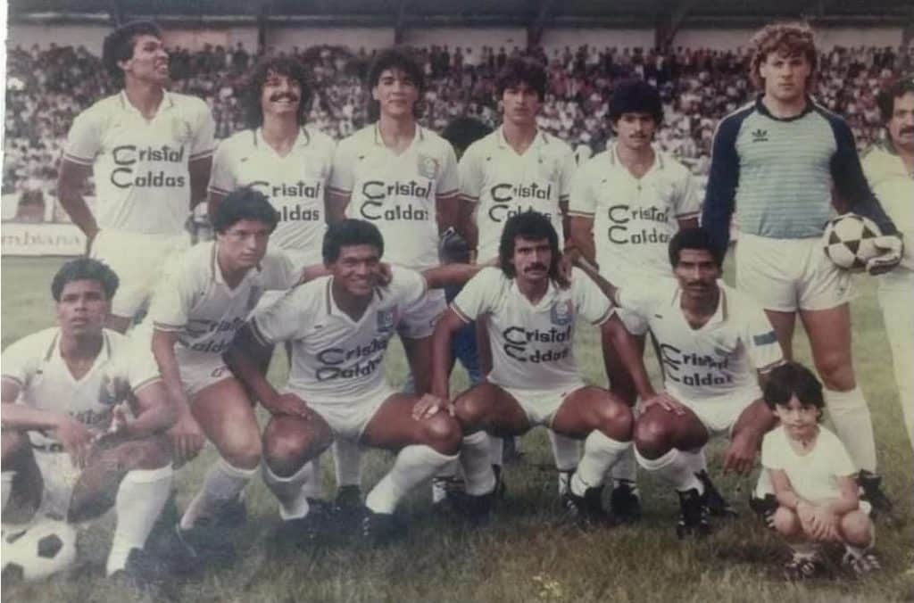 Alineación del Cristal Caldas en el primer semestre de 1986. Omar De Felippe aparece tercero de izquierda a derecha en la fila de atrás; Miguel Antonio Rada, quinto; y Carlos Prono, al lado, como arquero.