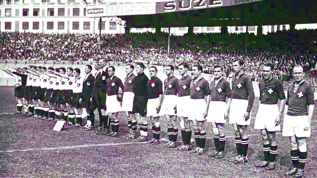 Selecciones de Suiza y Alemania formadas antes de un partido del Mundial de 1938, con jugadores alemanes realizando el saludo nazi.