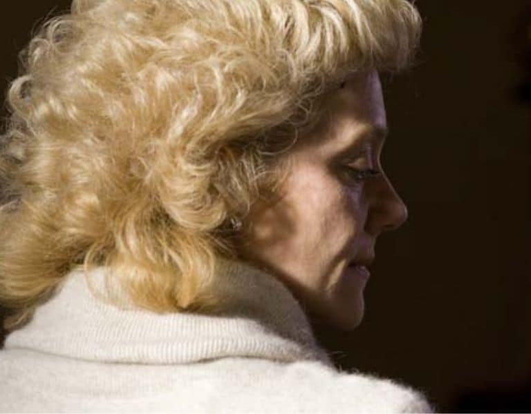 Escena de La mujer sin cabeza, de Lucrecia Martel, con una mujer rubia vista de perfil en un interior oscuro.