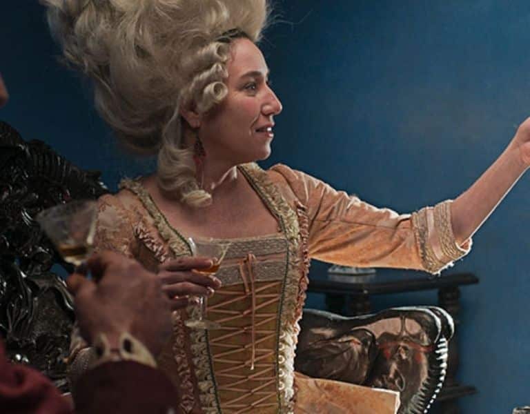 Escena de Zama, de Lucrecia Martel, con una mujer vestida de época y una gran peluca empolvada.