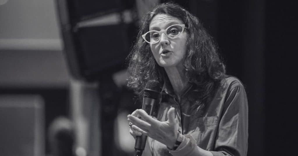 Lucrecia Martel habla con un micrófono durante una conversación pública.