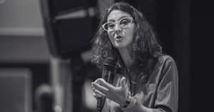 Lucrecia Martel habla con un micrófono durante una conversación pública.