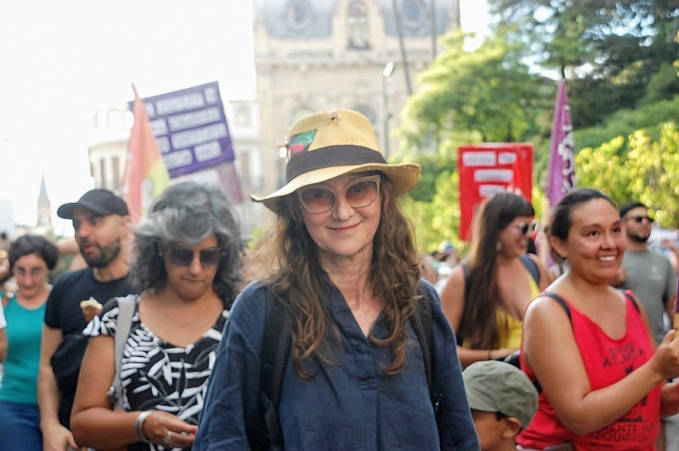 Lucrecia Martel camina entre manifestantes durante una marcha.