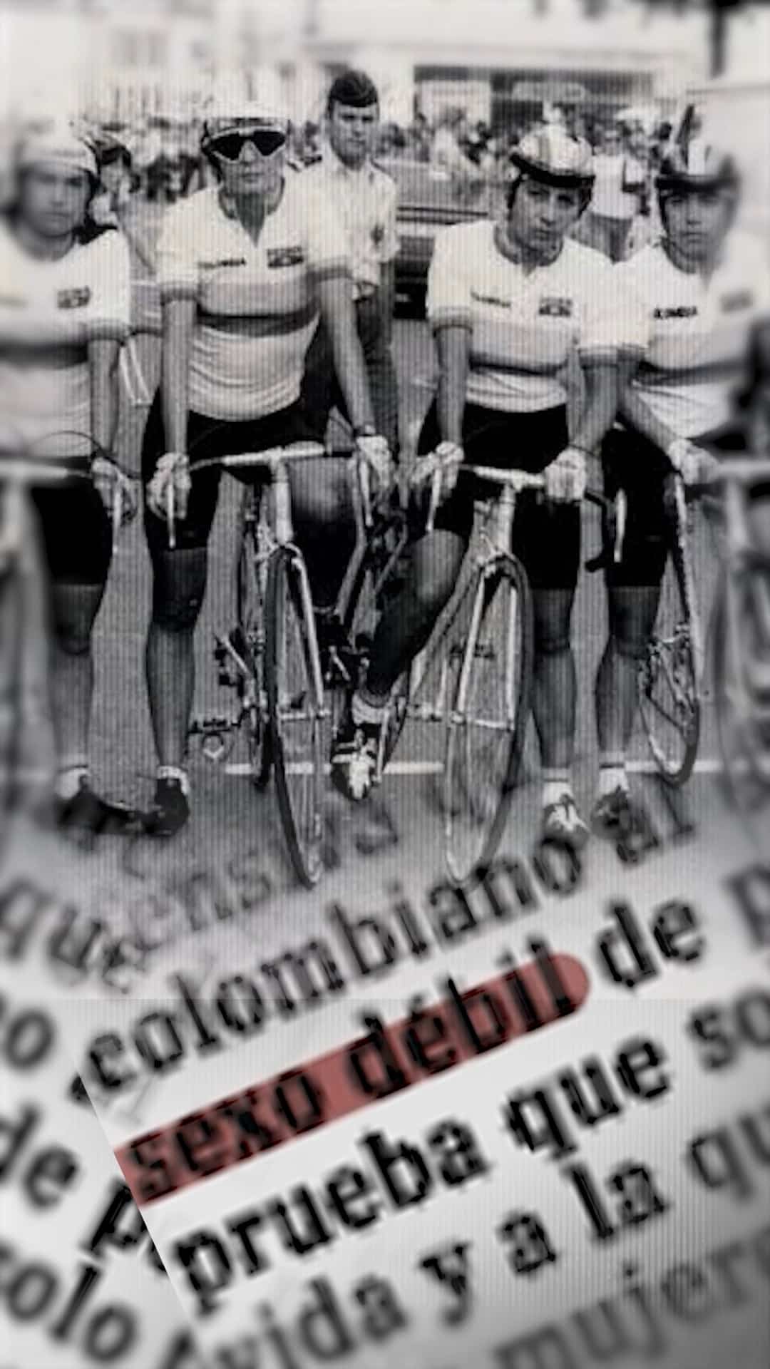 Ciclistas colombianas en una fotografía en blanco y negro de 1986